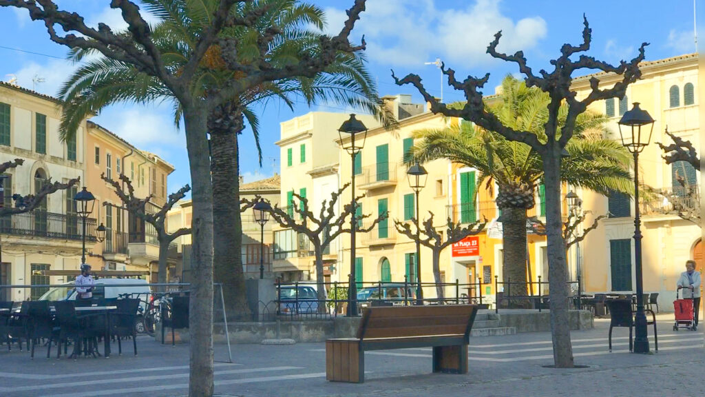 Cycling Mallorca where to stay: Campanet is an excellent choice. This is Campanet's central square with trees all the way around it