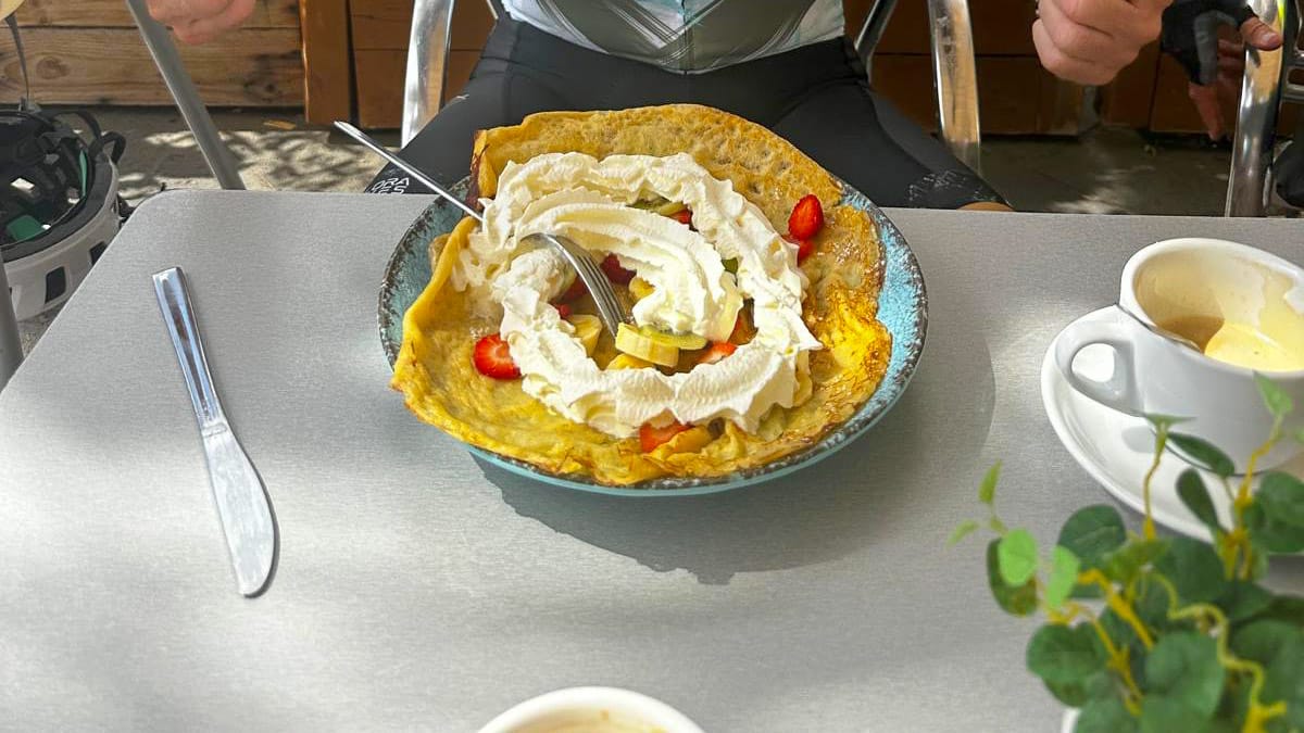 Traditional Spanish omelette topped with cream and peppers served during a café stop in Tenerife
