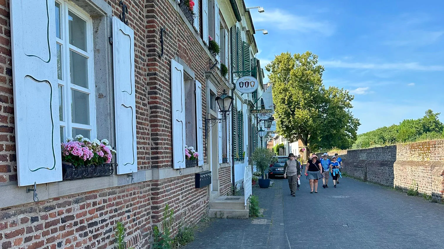 Evening stroll through the streets of Wijk bij Duurstede during a Bike Planet tour