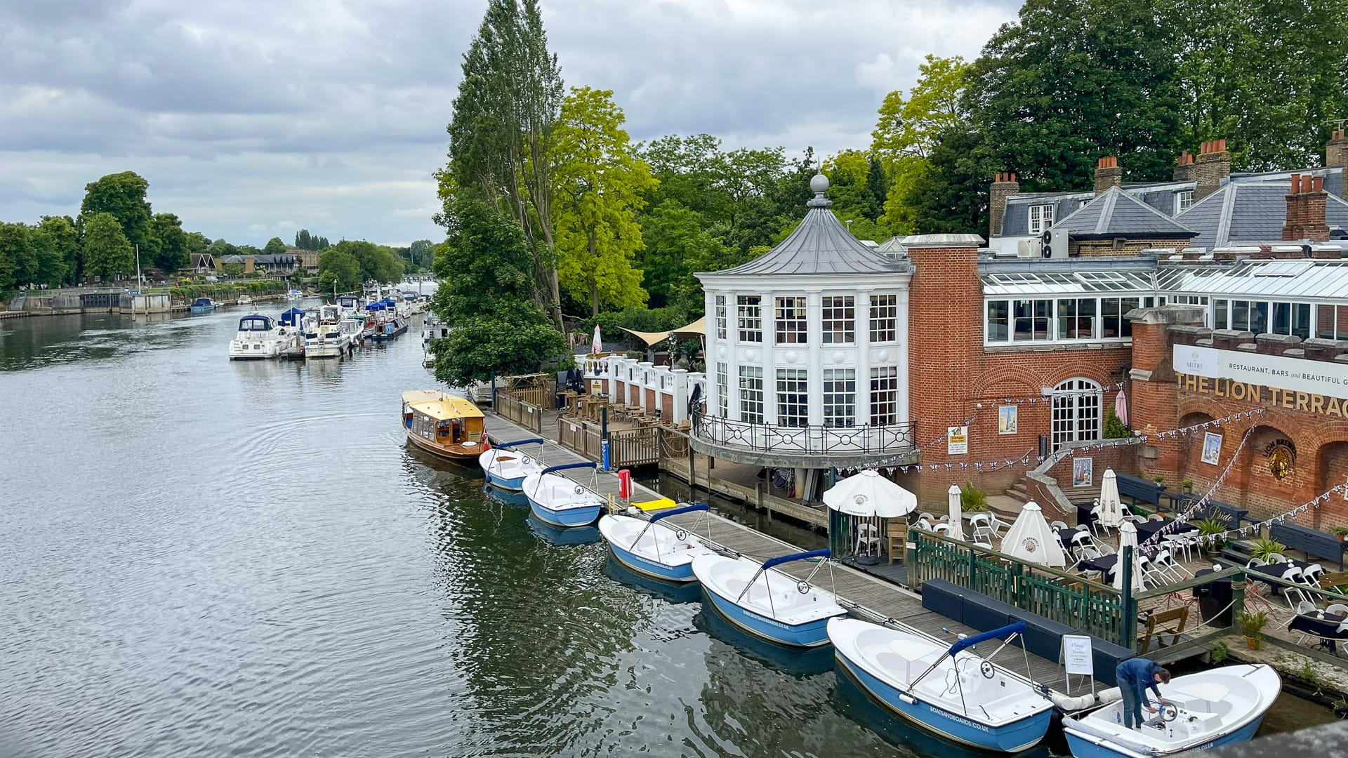 Exterior of The Mitre hotel at Hampton Court in England with traditional architecture