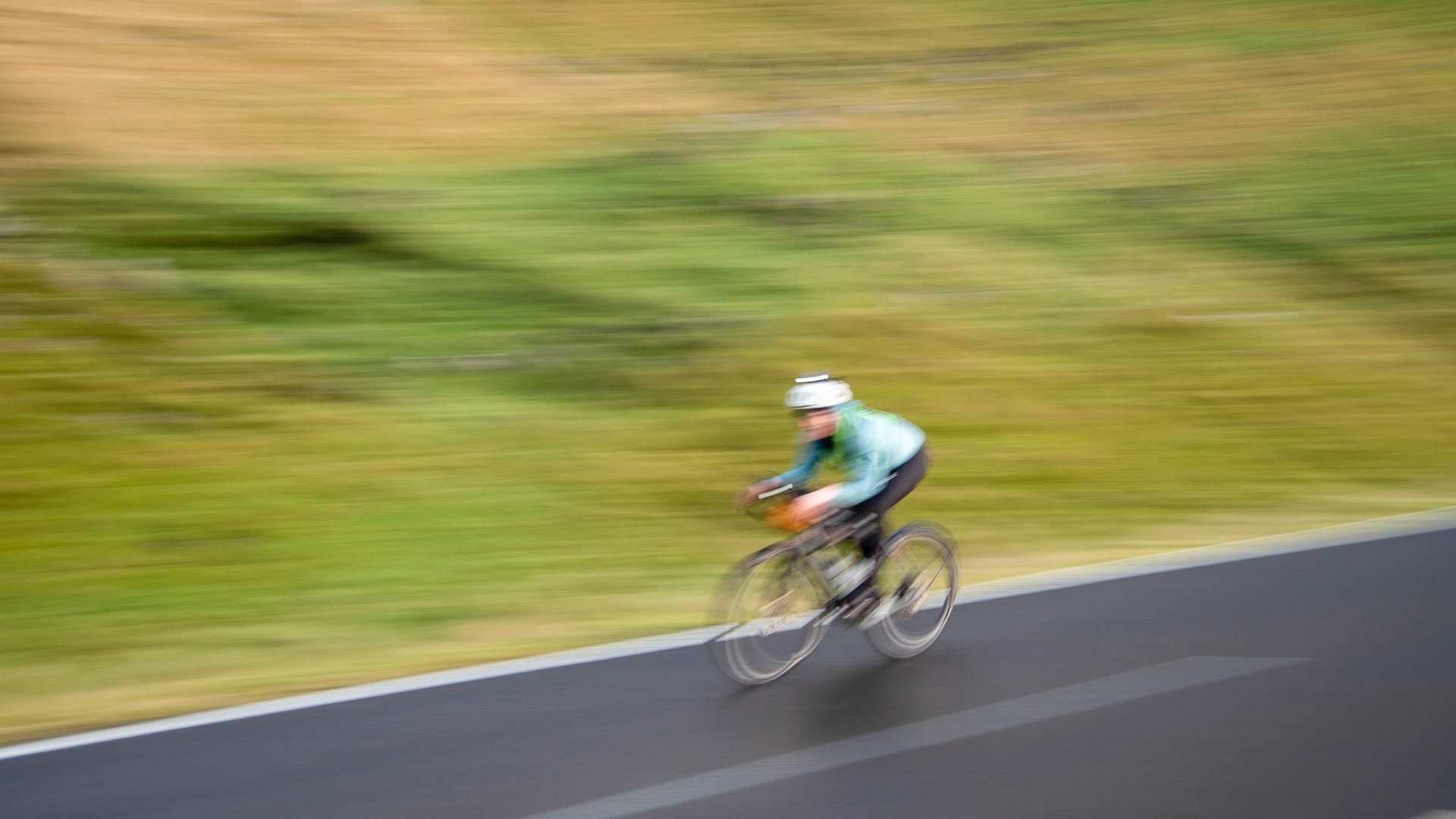 Cyclist descending fast and smooth!