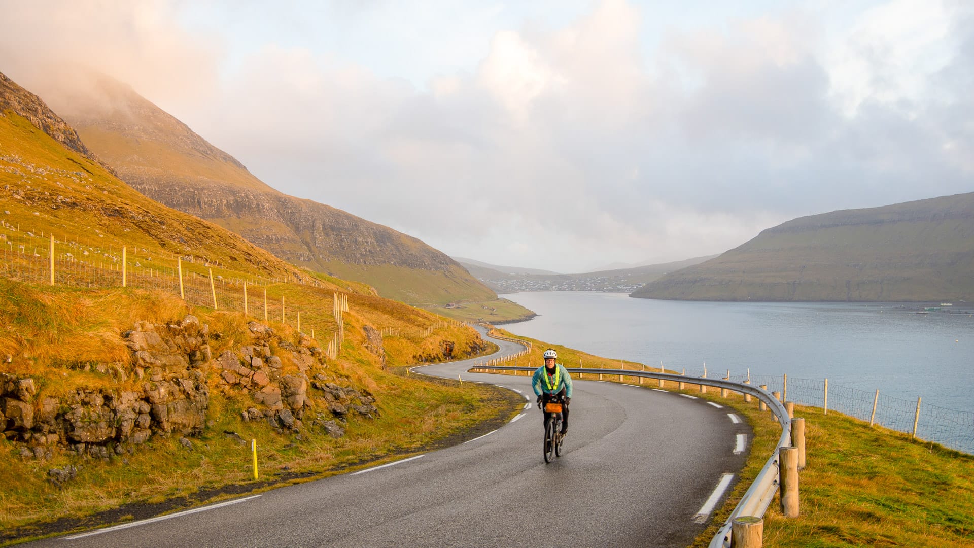 Cyclist heading to Múlafossur from Sørvágur