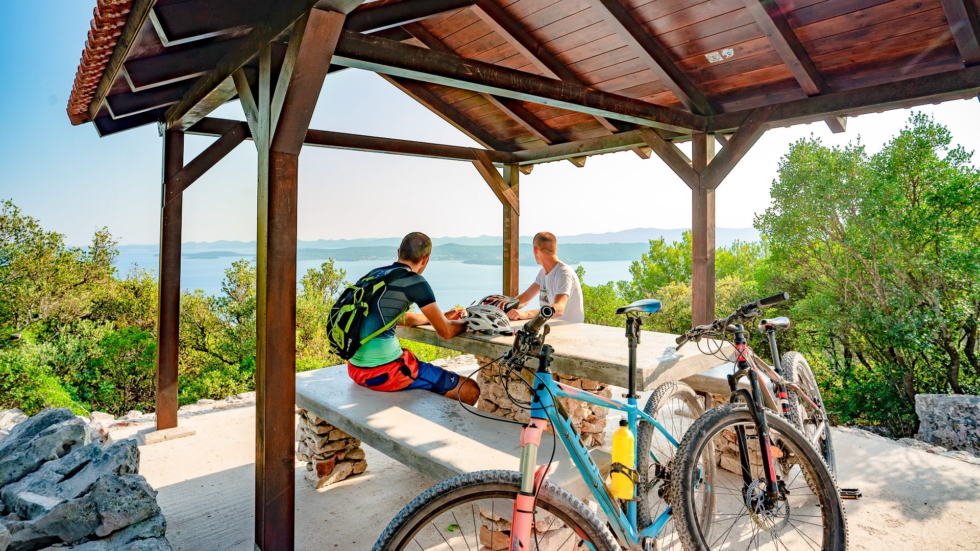 Cyclists on the Željina rest area on the island of Ugljan