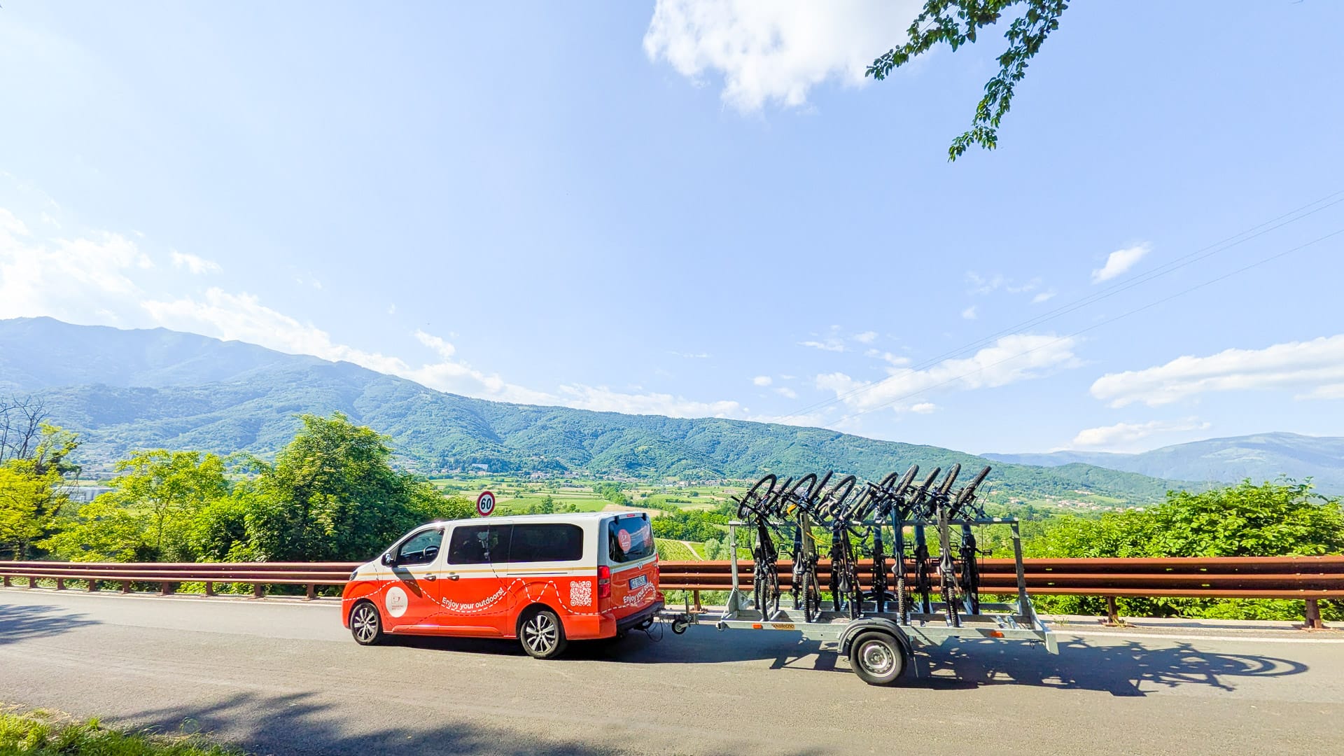 Spacetourer and trailer loaded with bikes for a cycling trip across the Prosecco Hills
