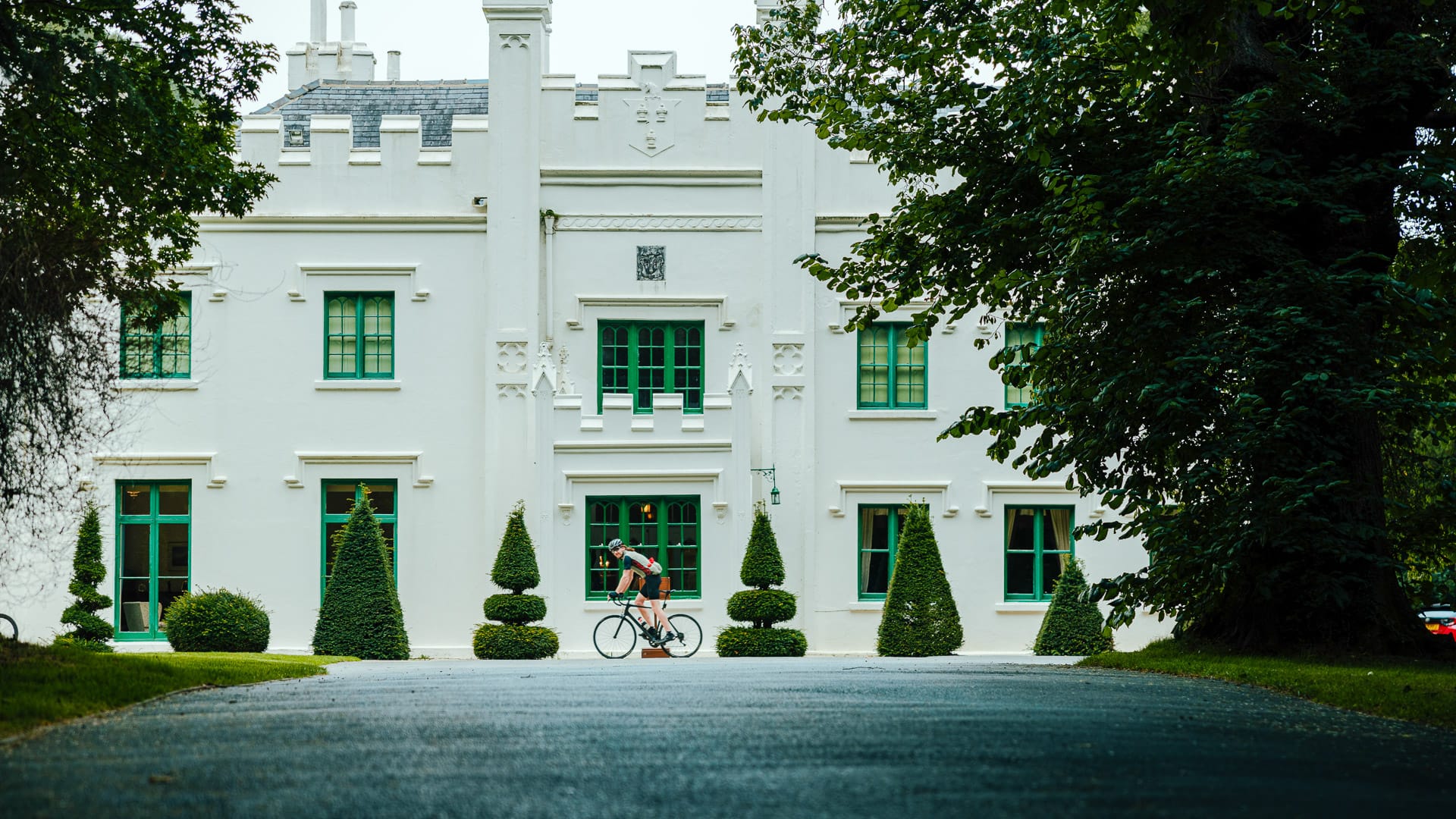Cyclists at Milntown House in the north of the Island