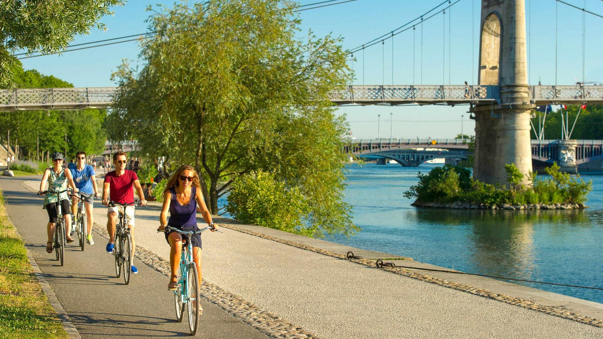 The banks of the Rhône and ViaRhôna in Lyon, with riverside paths, trees and city views