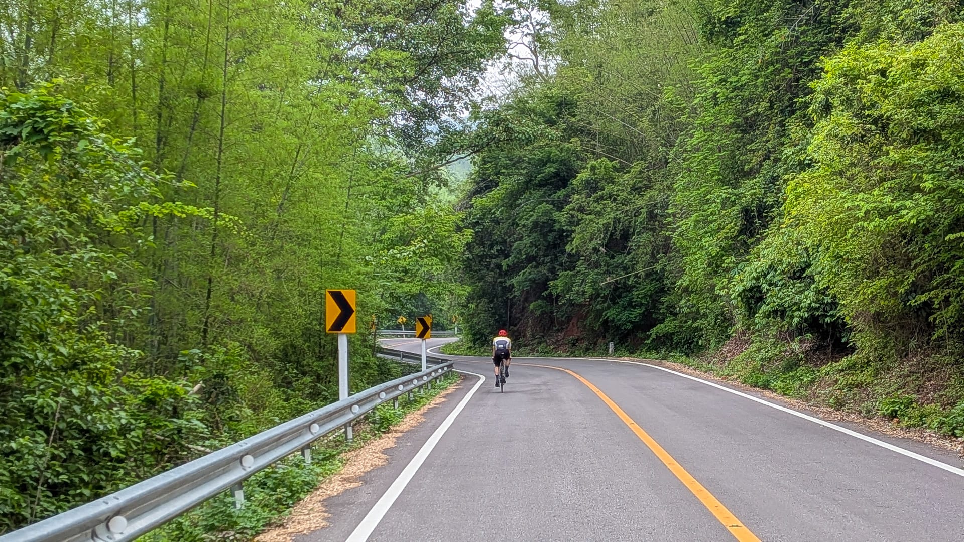 Cycling the winding roads of the Mae Hong Son Loop through northern Thailand’s mountain scenery