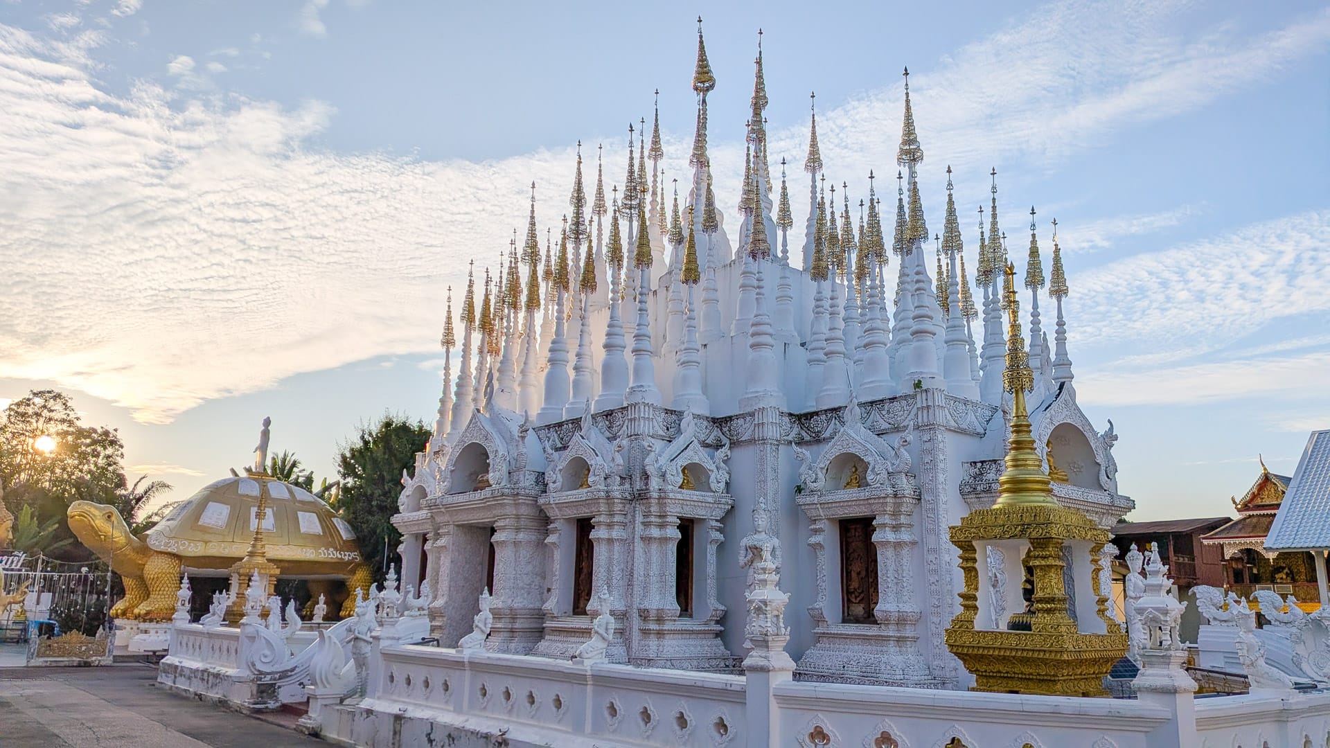 Wat Phong Sunan in Phrae, visited during a cycling journey through northern Thailand