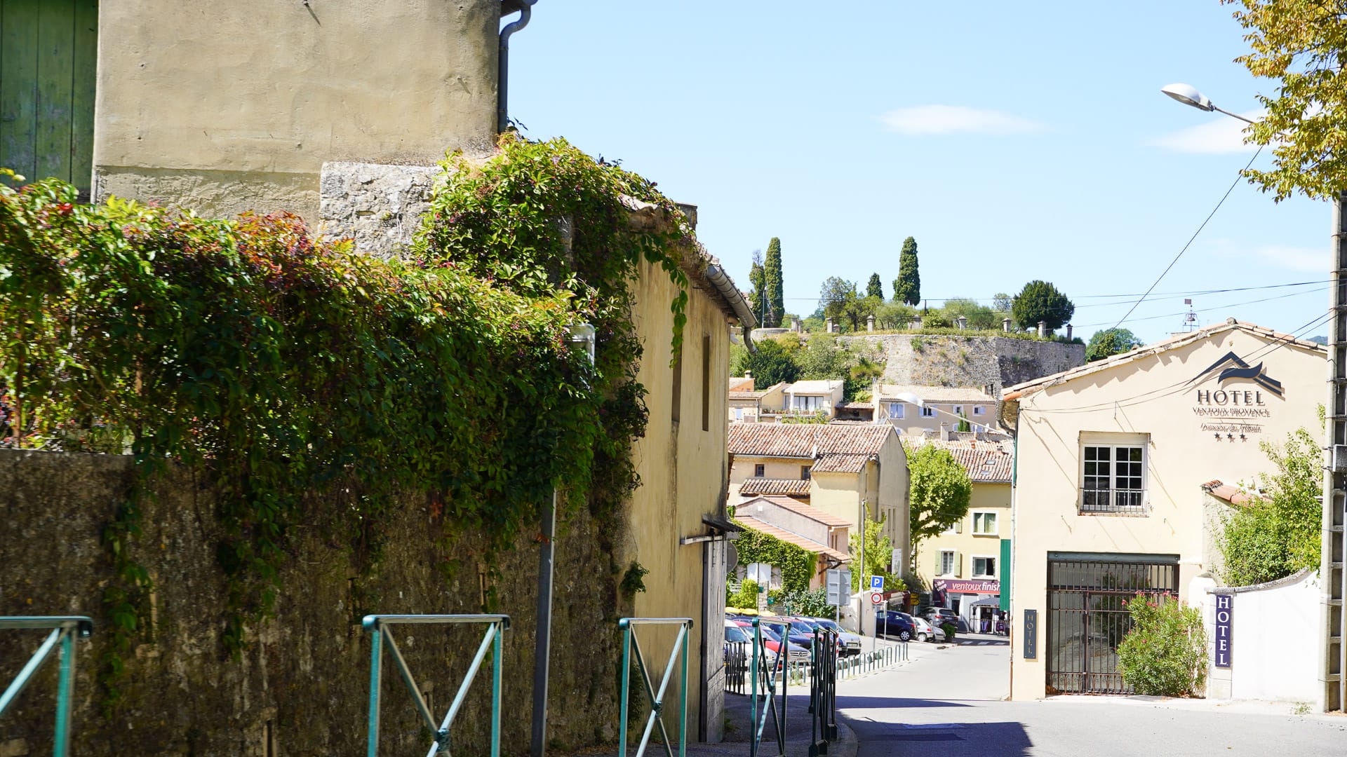 Hotel on a quiet street in Malaucène