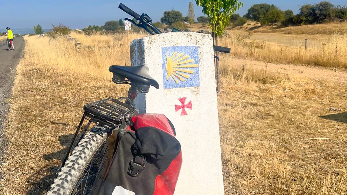 Bicycle beside a Camino Francés waymarker