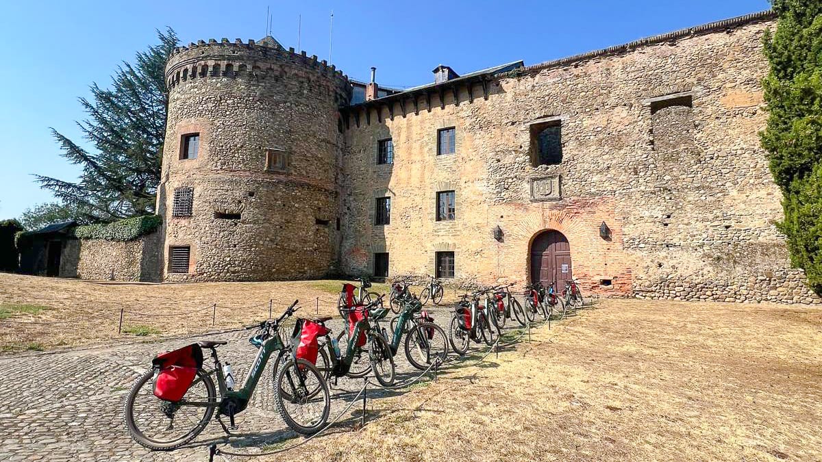 Bikes outside a castle on the Camino Francés