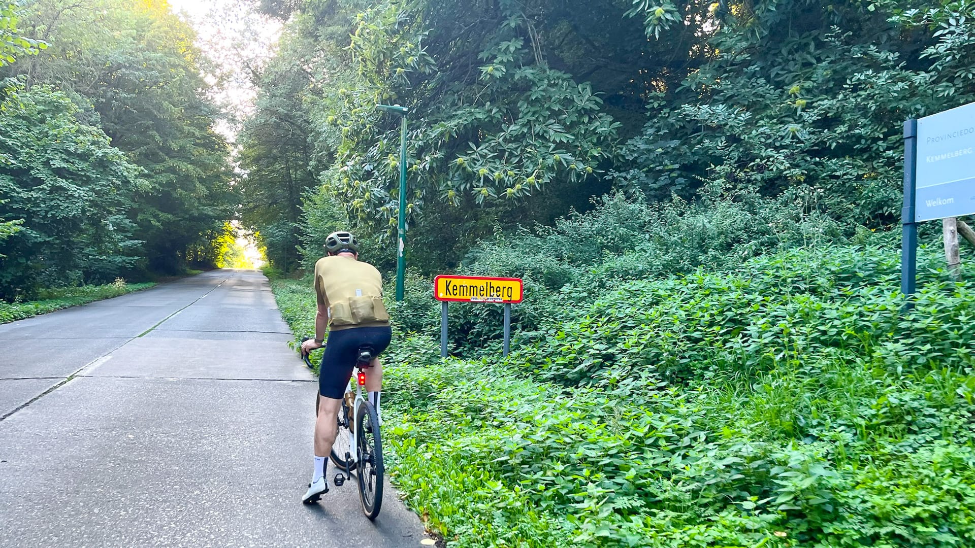 ohn cycling the Kemmelberg on the Flandrien Challenge